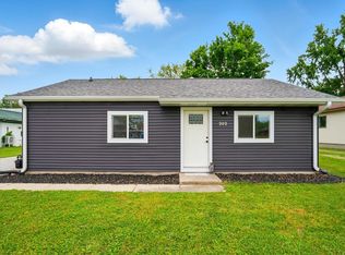 202 E Pickwick Dr, Syracuse, IN 46567