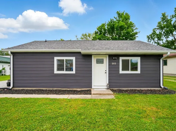 202 E Pickwick Dr, Syracuse, IN 46567