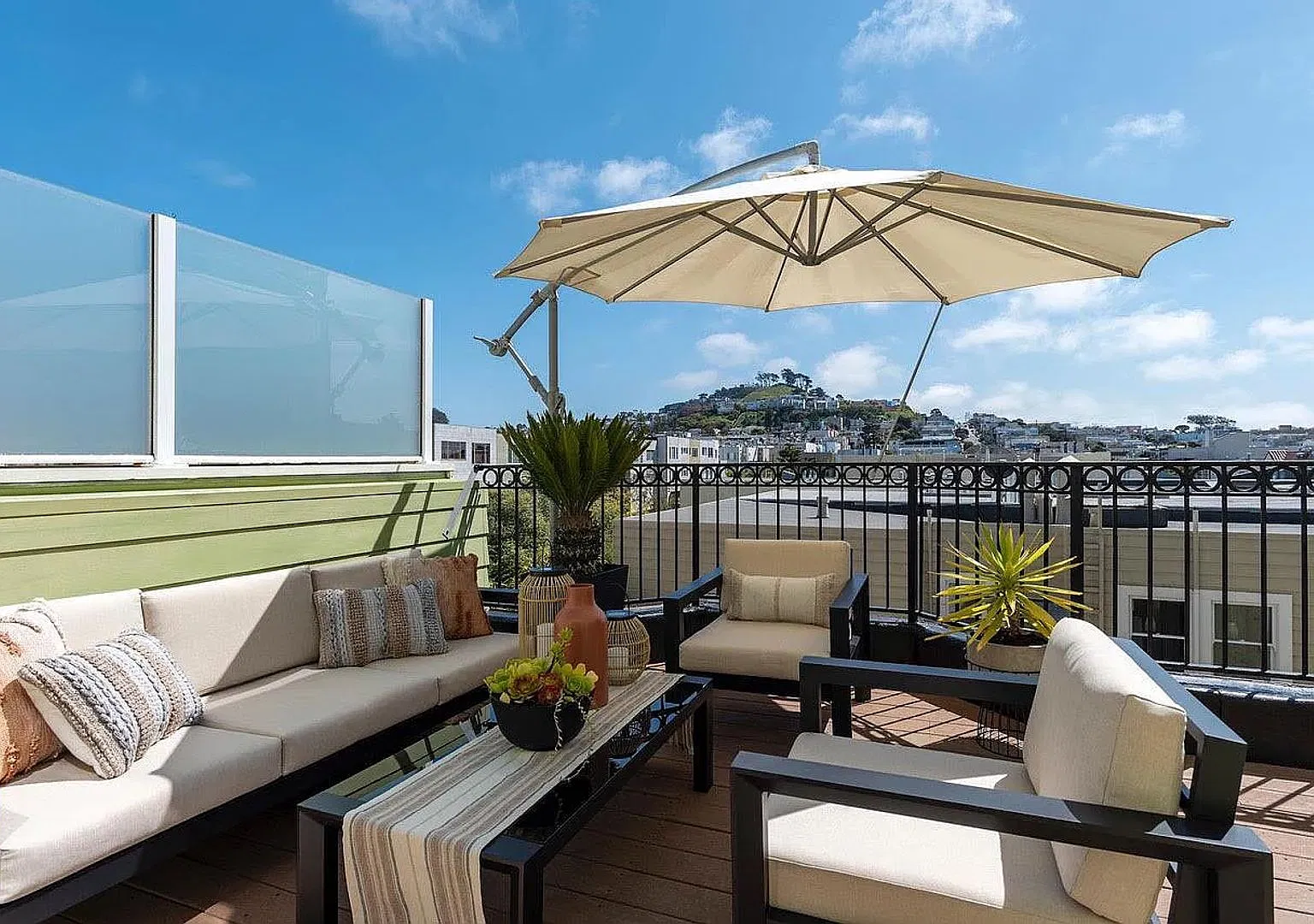 Penthouse For Rent — Photo 1