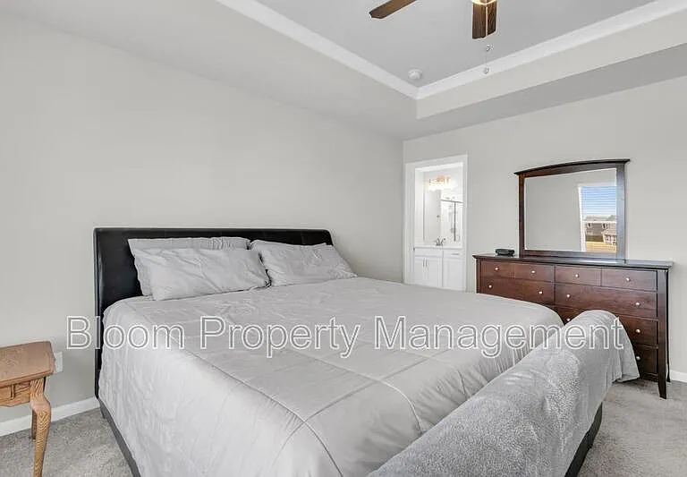 451 Carrara Dr — Photo 32