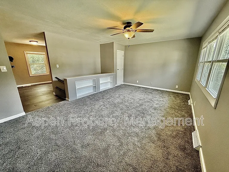 314 S Woodlawn Ave — Photo 3