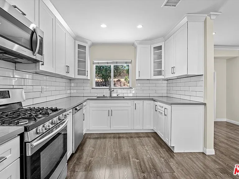 18725 Martha St — Photo 4