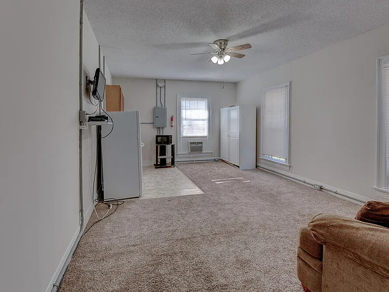 820 Oak St #4 — Photo 3
