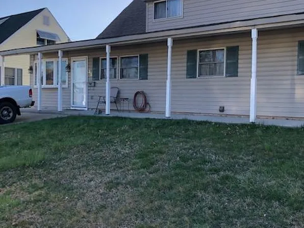 35 Gooseneck Rd, Levittown, PA 19057