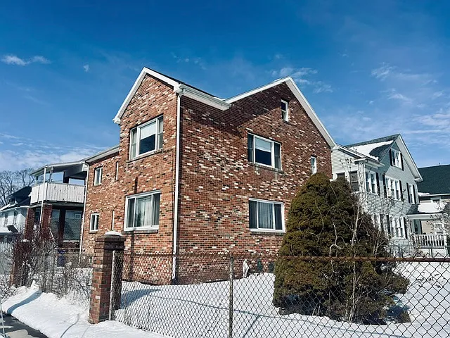 Building Photo - 1567 Main St #2