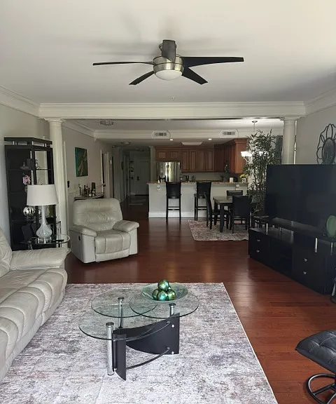300 Watermarke Ln — Photo 2