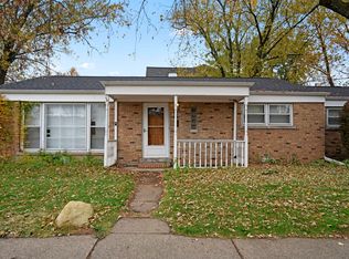 2402 Illinois Rd, Northbrook, IL 60062