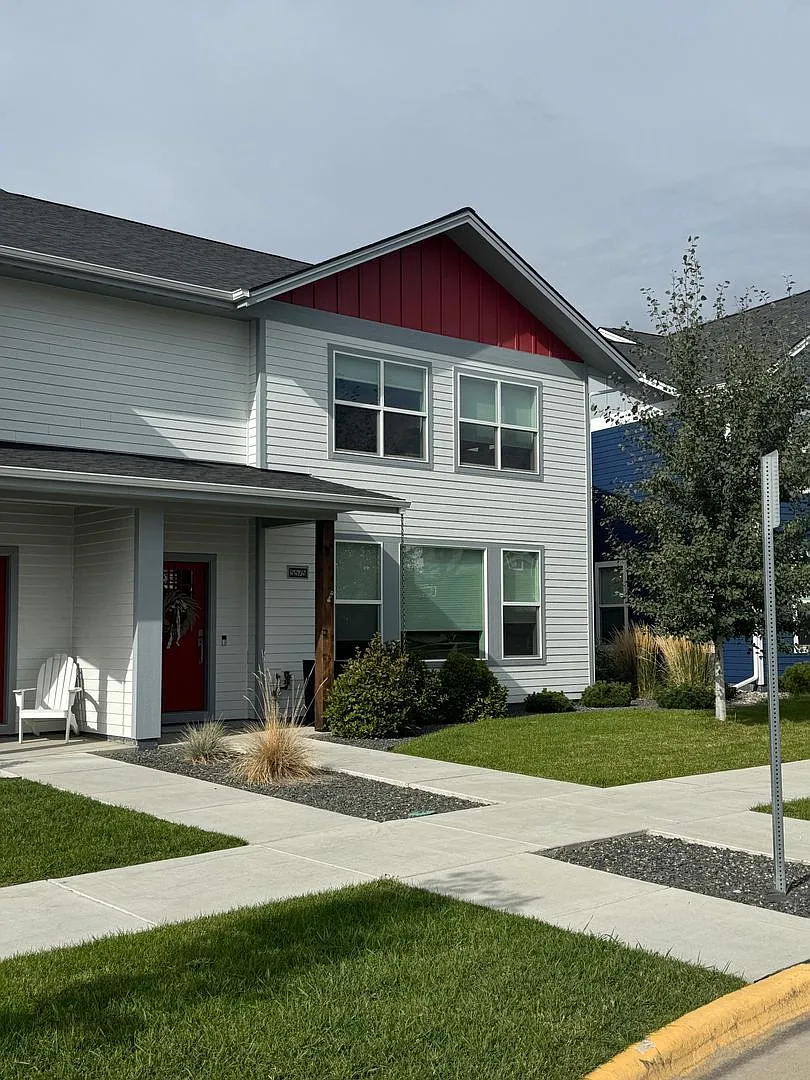 Gorgeous Townhome for Rent in the Lakes Neighborhood! Walking Distance to Parks and Lakes! — Photo 1