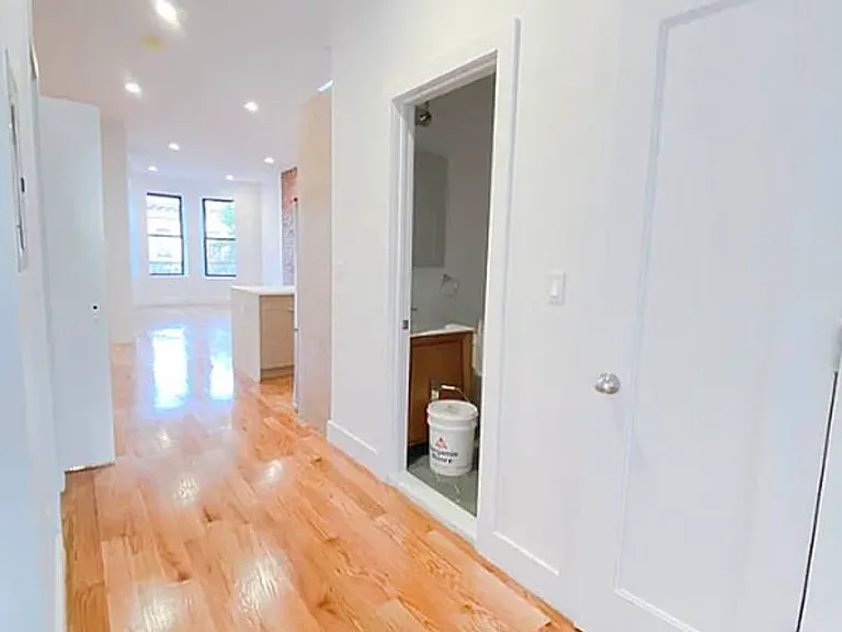 1060 Seneca Ave #Penthouse 2 — Photo 9