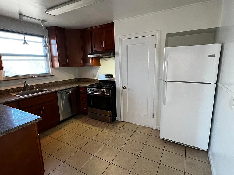 600 2nd Ave — Photo 10