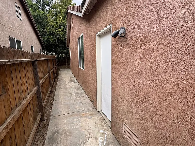 2133 N Denton St — Photo 3