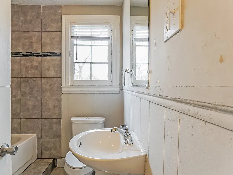 392916_029_bathroom_13574059.jpg