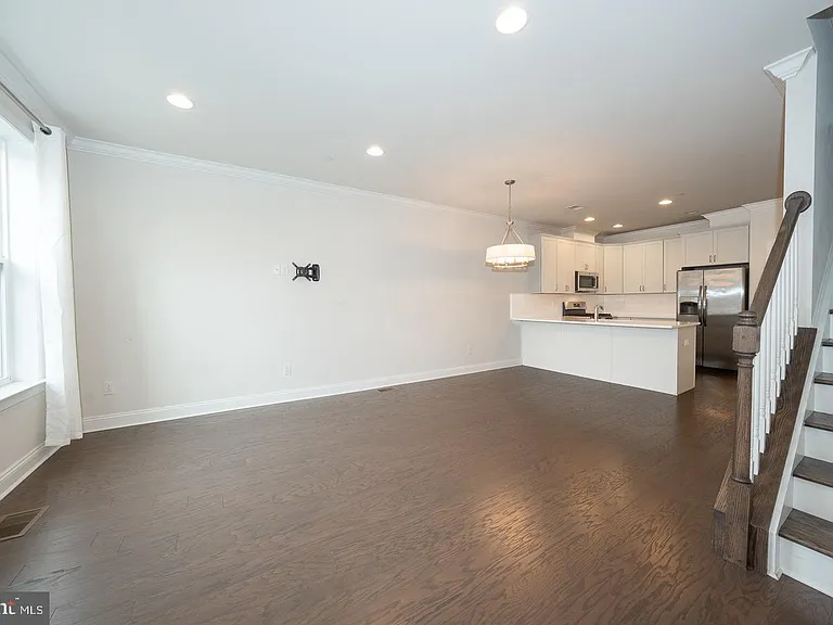 220 Charles Ellis Dr — Photo 7
