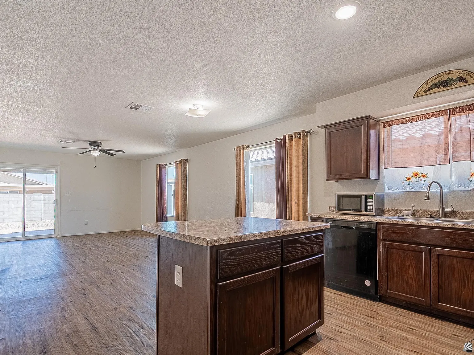 4 bed, 2.0 bath, 1537 sqft, $1,600 — Photo 4