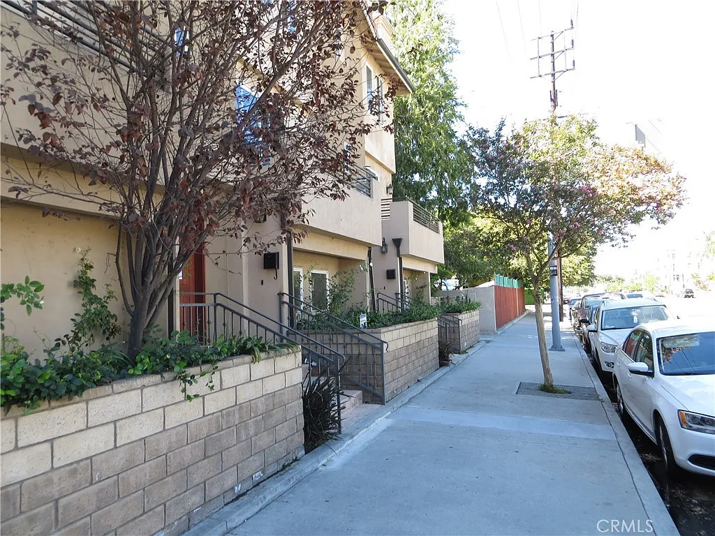 3 bed, 2.5 bath, 1800 sqft, $4,080 — Photo 3