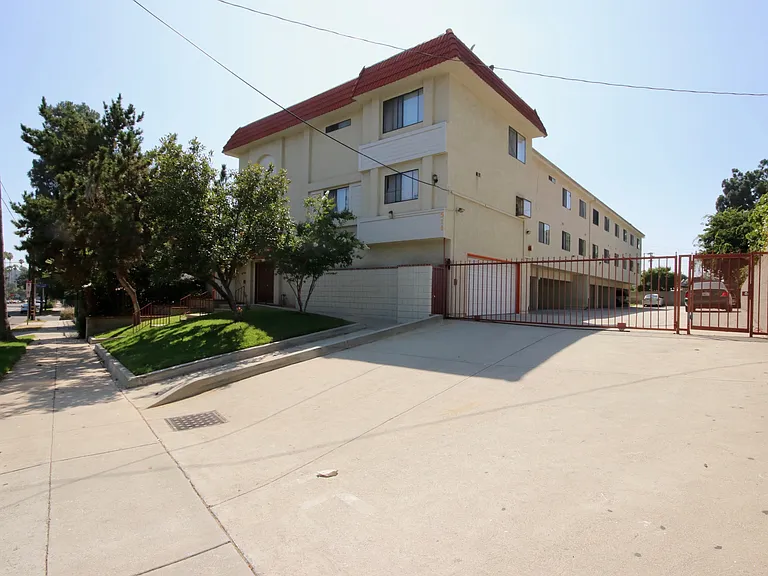 511 N Avenue 66 #C — Photo 2
