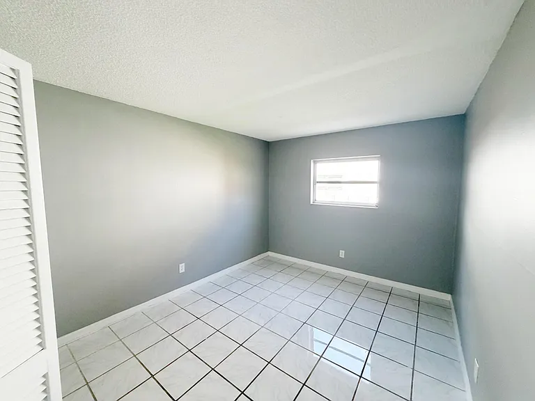 320 SW 1st St — Photo 19