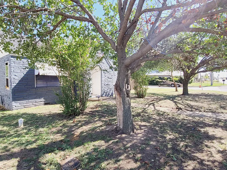 1612 SW 6th St — Photo 3