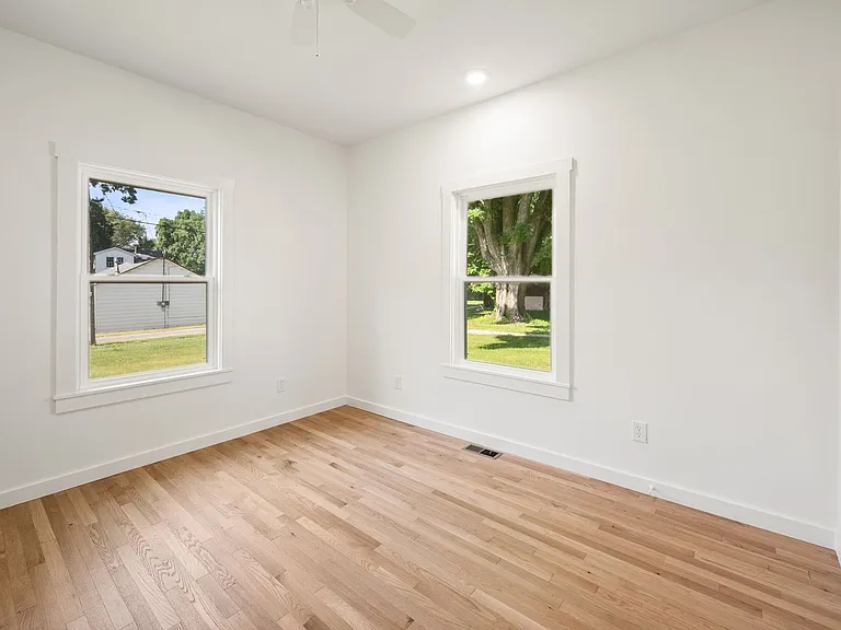 438 W Stansifer Ave — Photo 6
