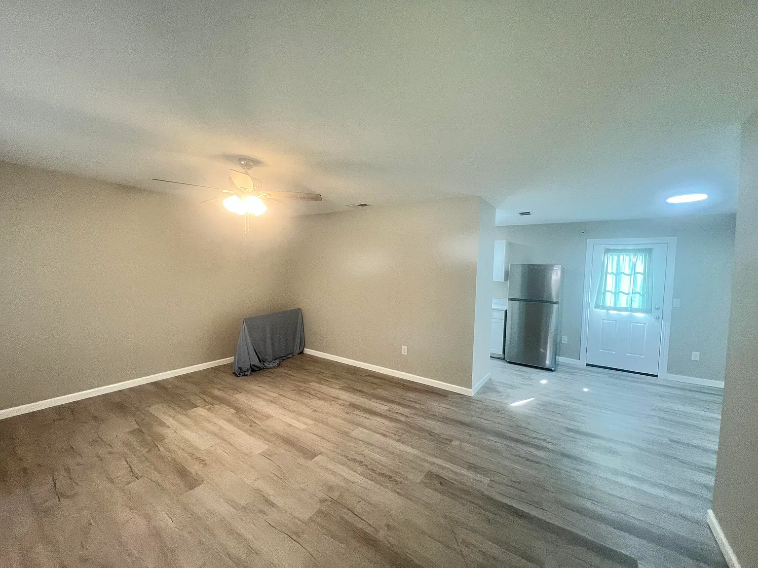 3 bed, 1.0 bath, 1035 sqft, $1,700 — Photo 3