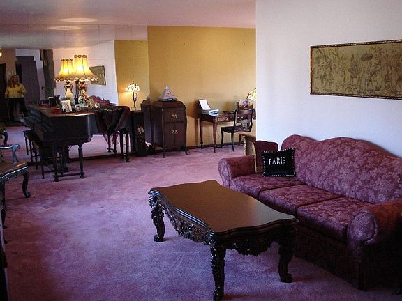 Open floor plan-- living room