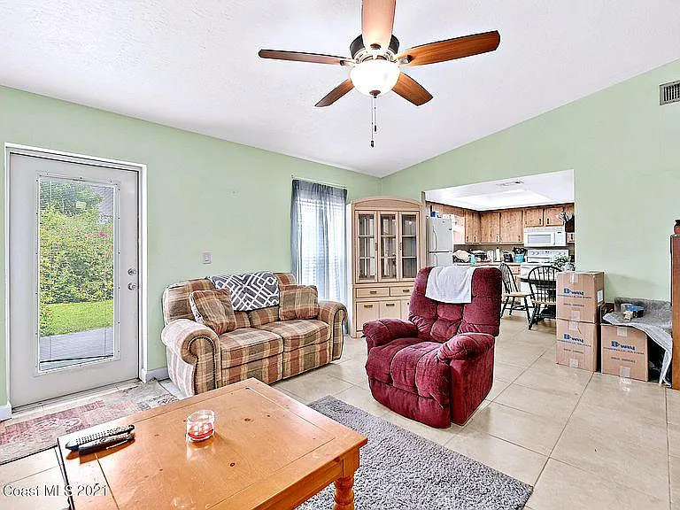 2 bed, 931 sqft, $1,675 — Photo 3