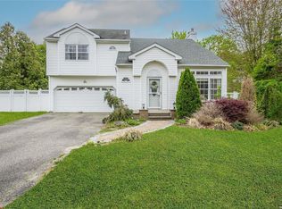 10 Lovers Ln, Medford, NY 11763