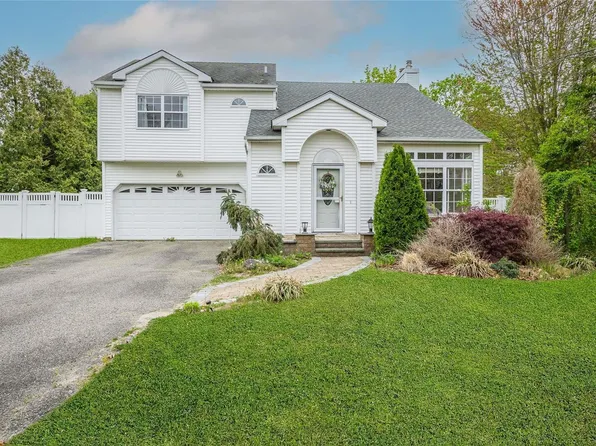 10 Lovers Lane, Medford, NY 11763