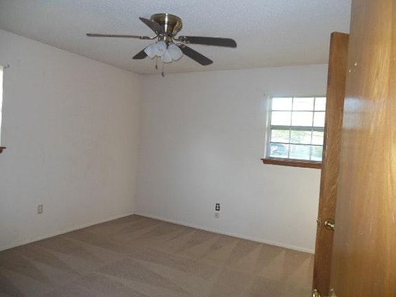 3rd image of 303 NW Parkwood Pl