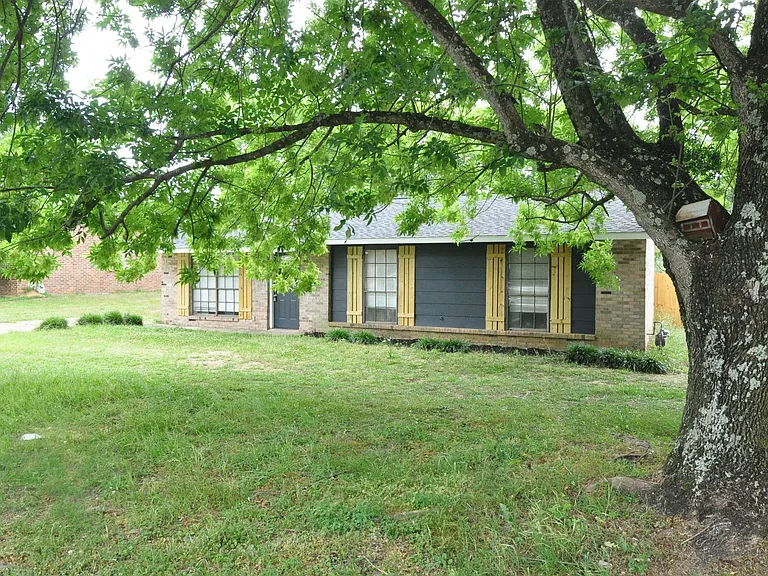220 Joyce St — Photo 1