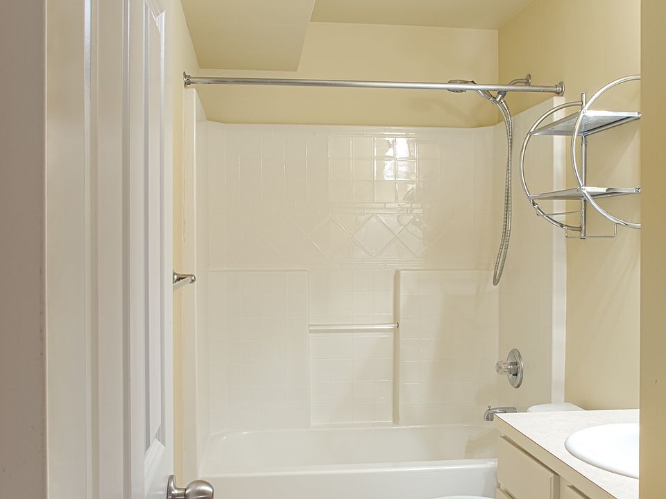 Typical 4 piece bath. This unit has 2 of these.