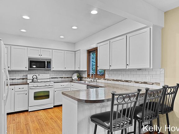 2nd image of 4417 Chateau West Dr
