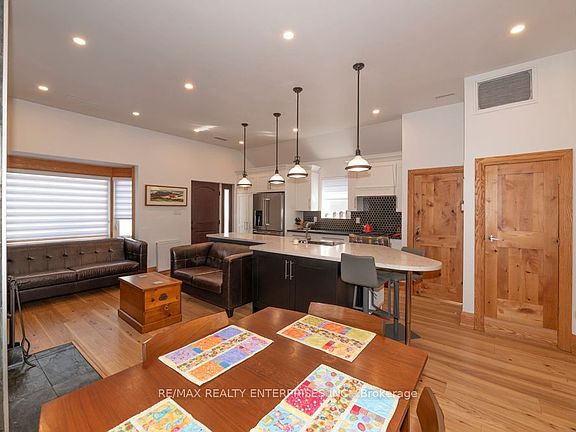3rd image of 837 Kingston Rd