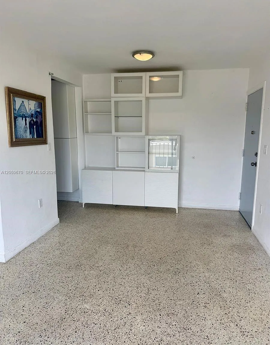 Christopher Plaza Condo — Photo 2