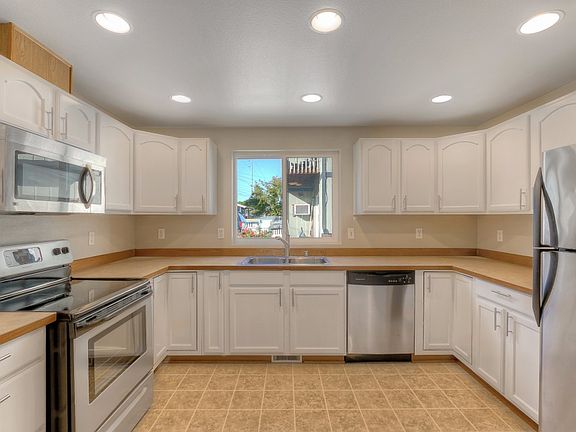 3rd image of 2346 S Cushman Ave
