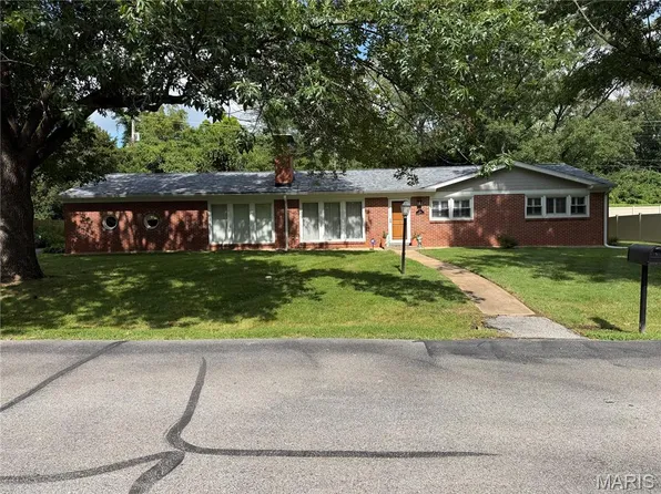 200 Tanglewood Dr, Saint Louis, MO 63124