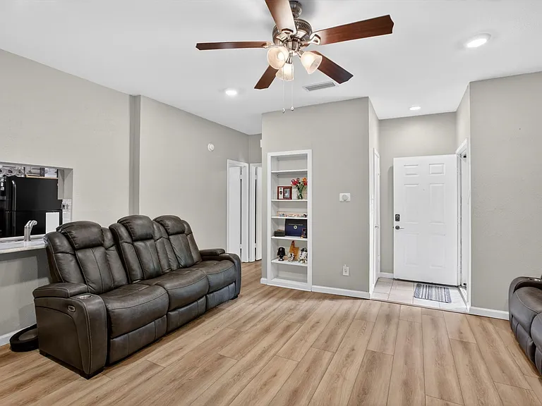 1106 Quail Valley Ln #120 — Photo 2