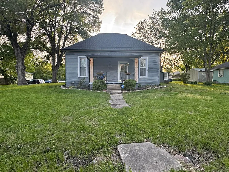 104 S Clark St — Photo 1