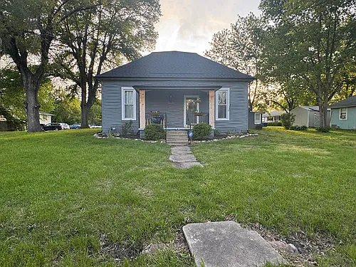 104 S Clark St Photo 1