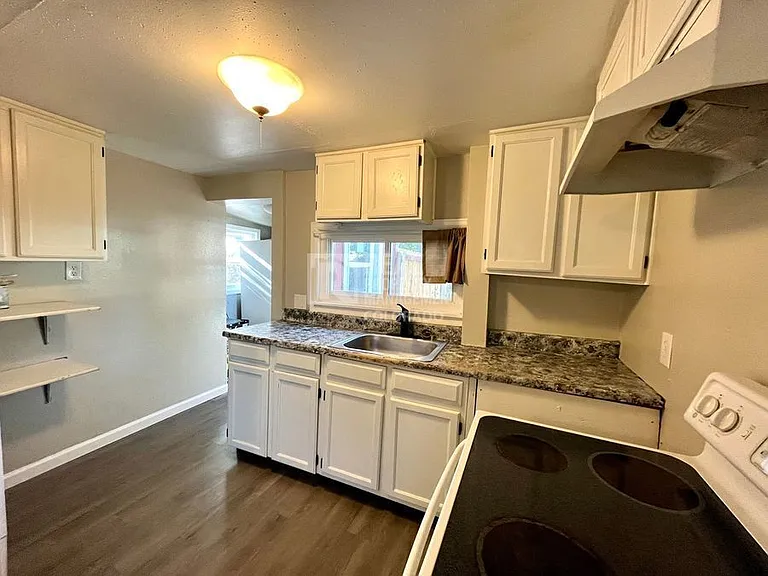 413 W Tyler St — Photo 4