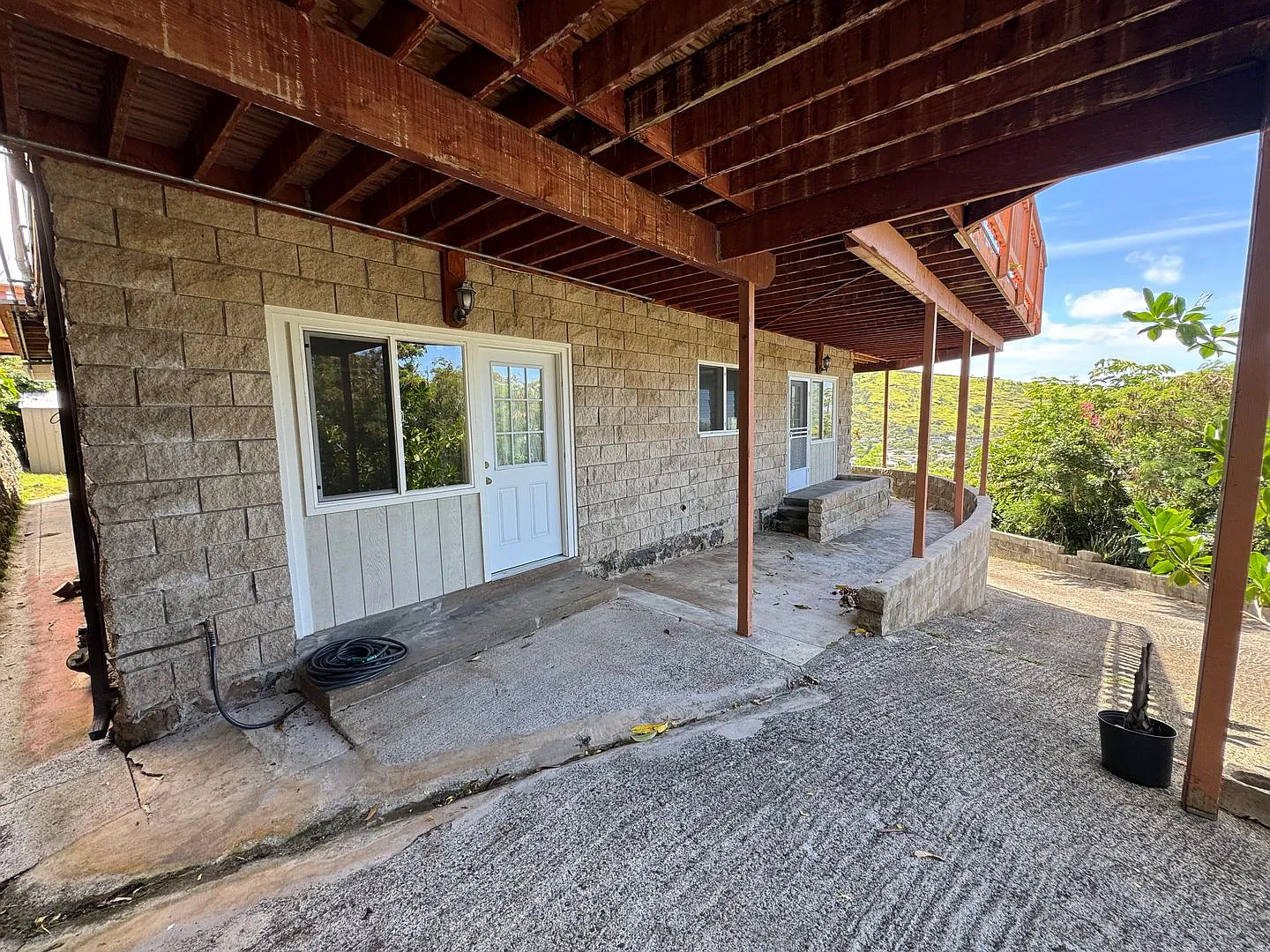 1 Bedroom / 1 Bathroom in Manoa — Photo 2