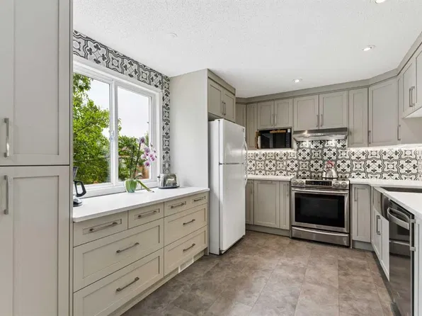 152 W Erin Dale Cres SE, Calgary, AB T2B 2R5