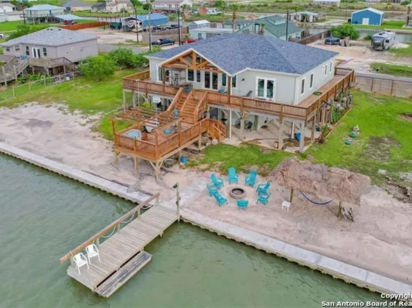 131 Lakeshore Dr, Rockport, TX 78382