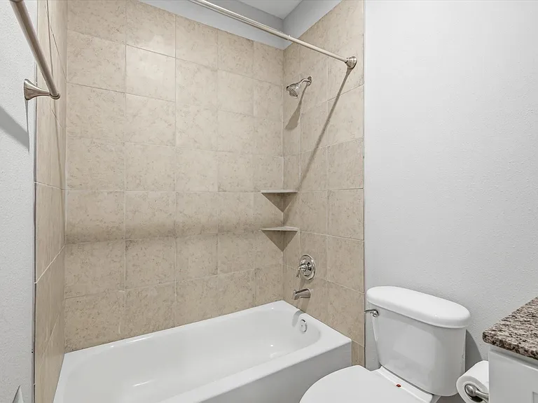 205 N Bay Ave #B — Photo 24