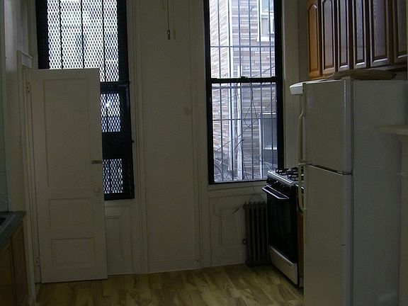 5th image of 210 Montrose Ave APT 2R