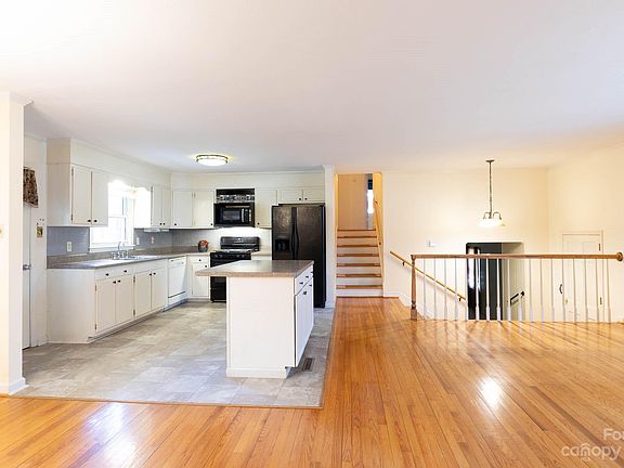 5th image of 2133 Wentworth Dr