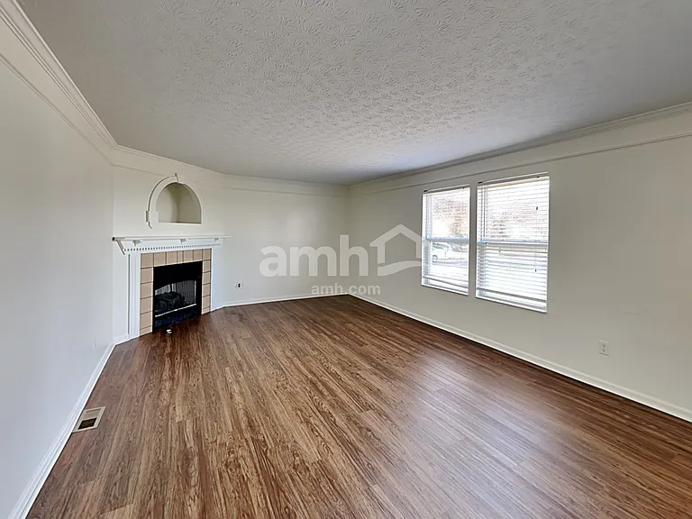 125 Simsbury Ct — Photo 8