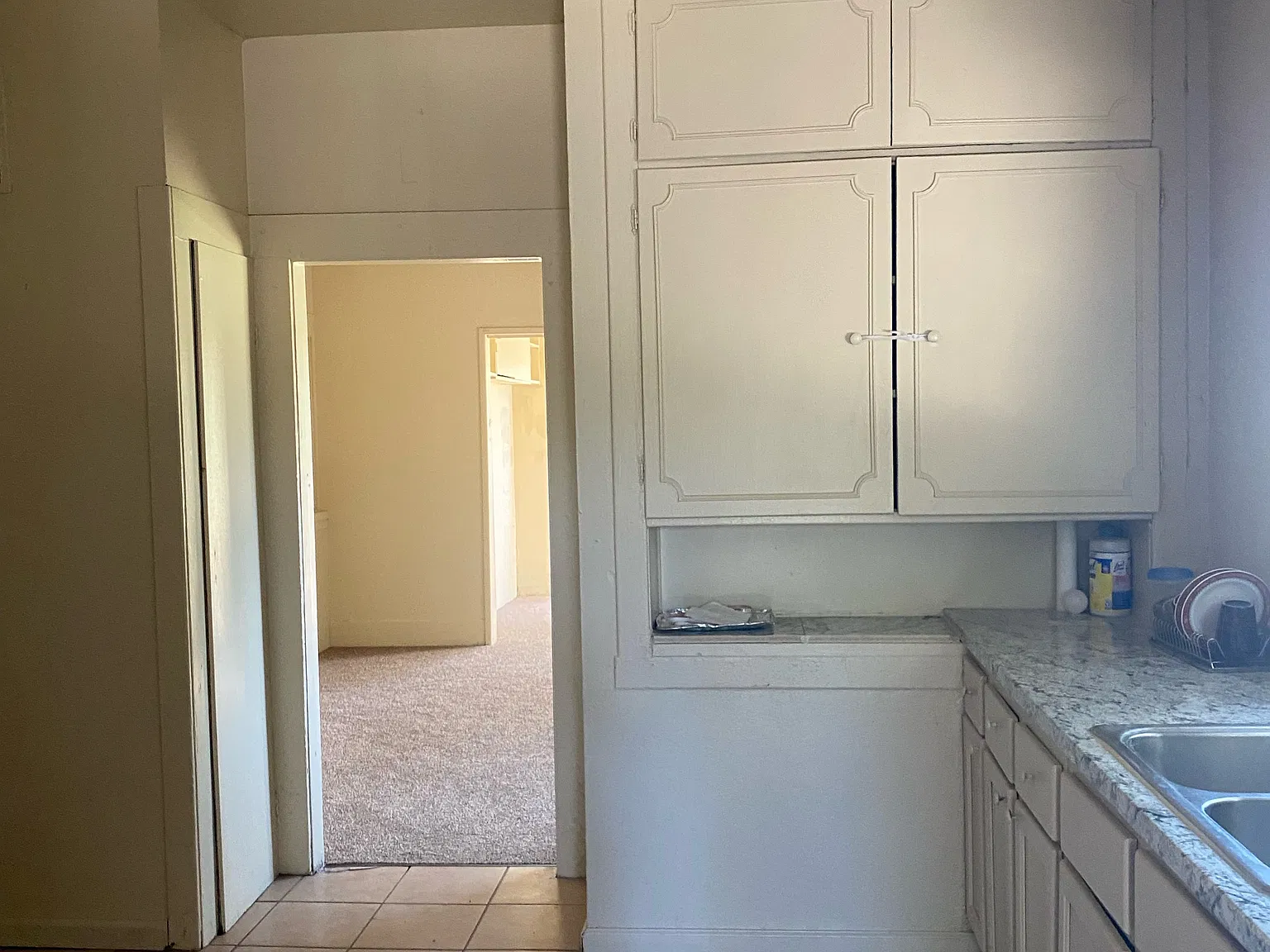 4 bed, 1.5 bath, 2500 sqft, $2,000 — Photo 2