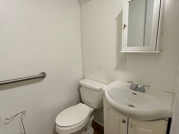 5th image of 823 Geneva Ave SE #2