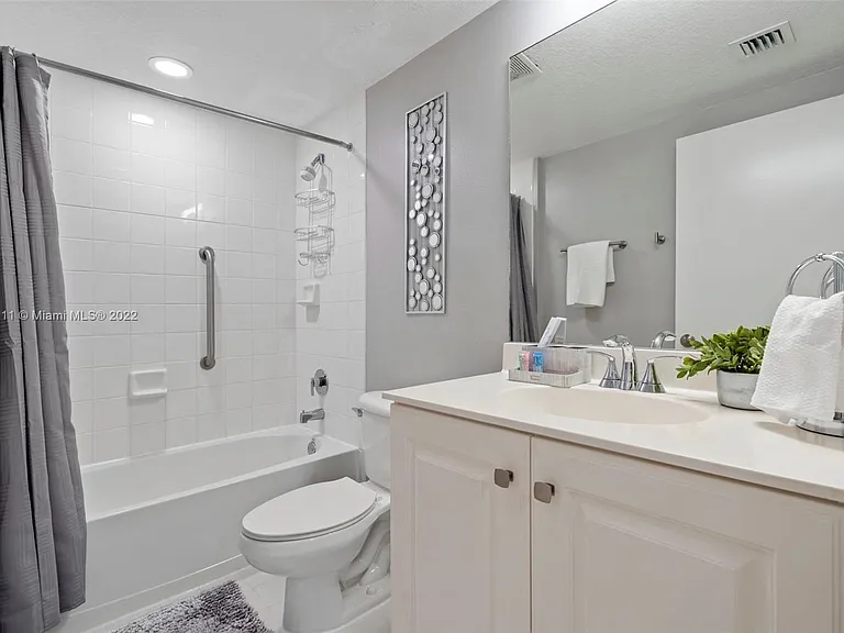 18100 N Bay Rd #308 — Photo 34